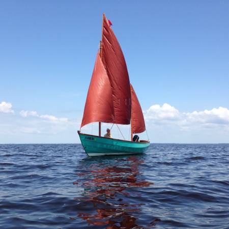 http://upload.wikimedia.org/wikipedia/commons/0/03/Drascombe_Lugger_Roamer_Starboard_tack.jpg