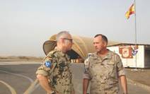 http://i4.cmail2.com/ei/r/05/FE8/BDF/csimport/Op-Atalanta-Force-Commander-talks-with-623x.091031.jpg